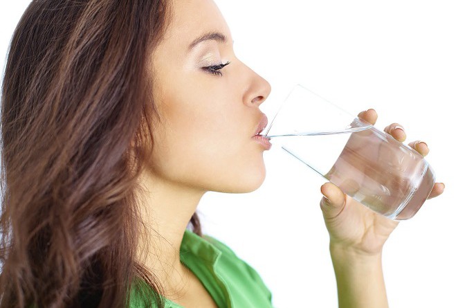 صيغة علمية بسيطة ترشدك إلى كمية الماء التي عليك شربها يوميًّا