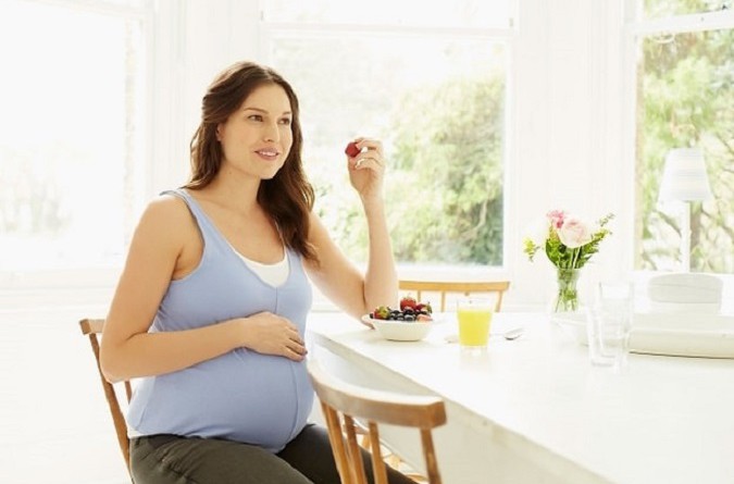 دراسة: إفراط الحوامل في تناول السكريات يعرض أطفالهن لمخاطر الأزمات الربوية