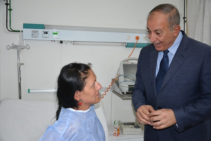 محافظ البحر الاحمر يتابع احدى المصابين بالحادث