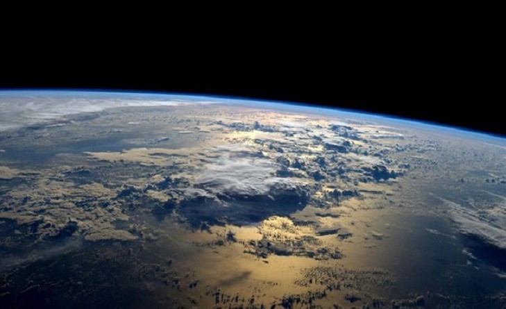 علماء يعملون على تعتيم الشمس وامتصاص ثاني أكسيد الكربون لتبريد الأرض