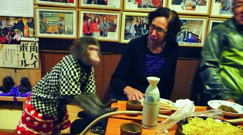 قردة تخدم الزبائن في مطعم ياباني