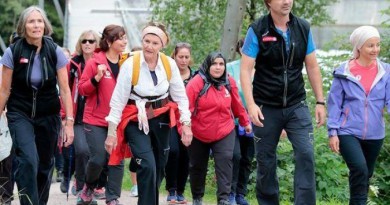 ملكة النرويج تتنزه مع نساء لاجئات