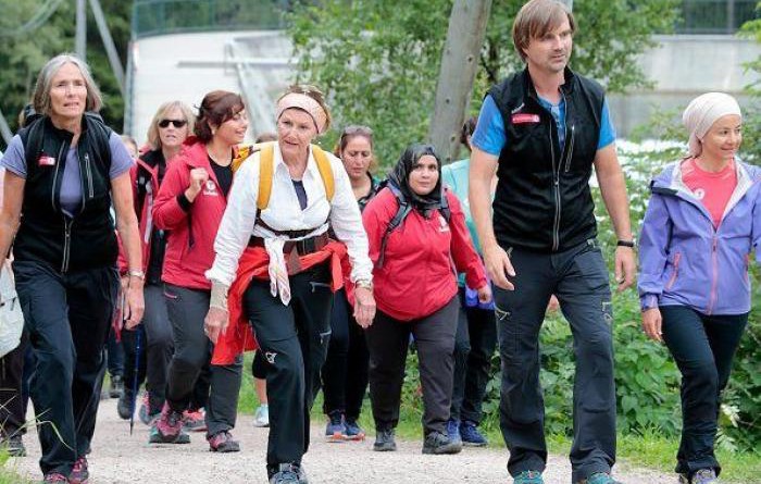 ملكة النرويج تتنزه مع نساء لاجئات