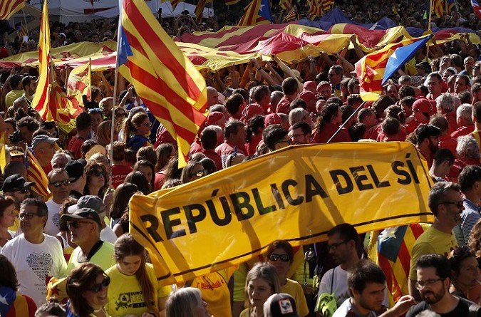 شرطة إسبانيا تبدأ في تنفيذ حظر على استفتاء استقلال كتالونيا