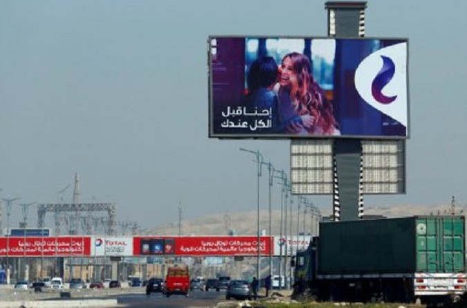 محللون: تكلفة التمويل والمحمول قد يدفعان المصرية للاتصالات للتخارج من فودافون