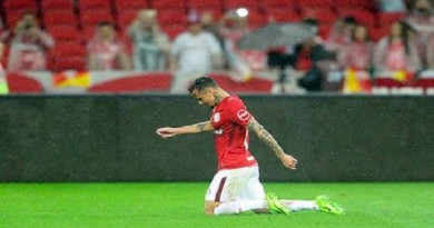 بالفيديو: لاعب برازيلي يقطع الملعب مشيا على ركبتيه!