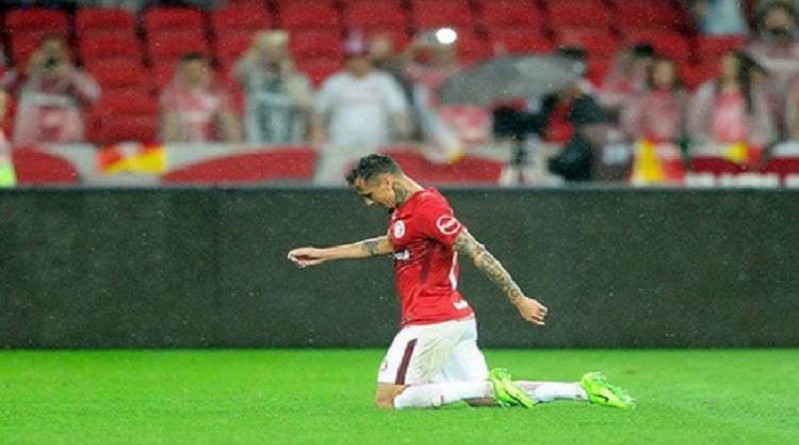 بالفيديو: لاعب برازيلي يقطع الملعب مشيا على ركبتيه!