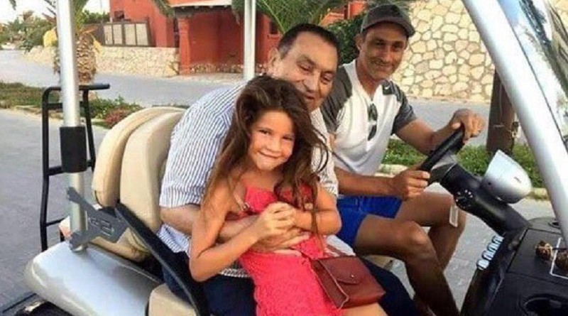 صورة: مبارك يظهر مع عائلته بأحد المنتجعات السياحية