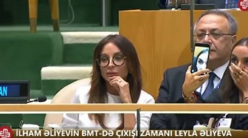 بالفيديو: ابنة الرئيس الأذربيجاني تحرج أبيها بـ"سيلفي"