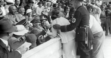 بالفيديو: المرأة التي عزلت حراس هتلر بقبلة جريئة!