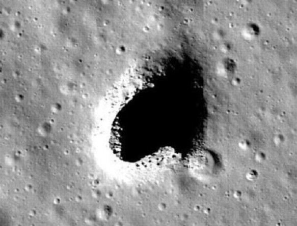اكتشاف نفق ضخم على سطح القمر