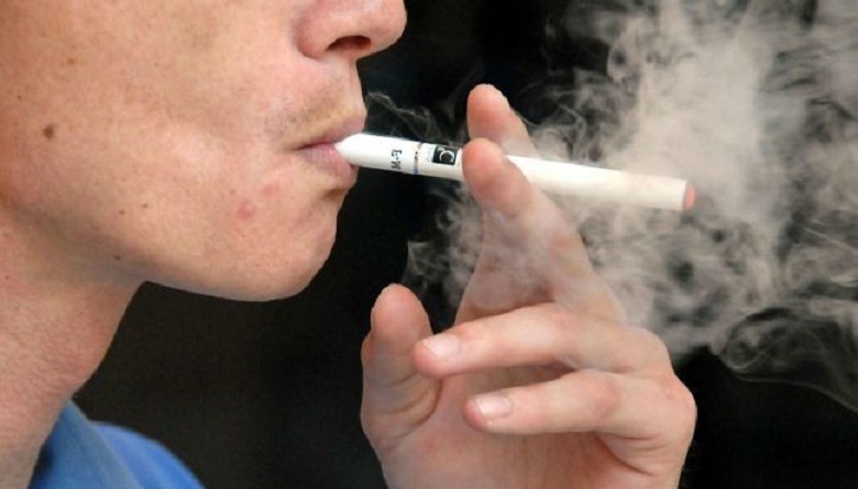 باحثون: التحول إلى السيجارة الإلكترونية قد ينقذ 6.6 مليون مدخن أمريكي
