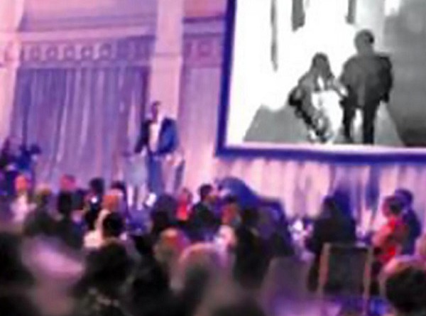 بالفيديو: عريس ينتقم من عروسه الخائنة بطريقة مثيرة في حفل الزفاف