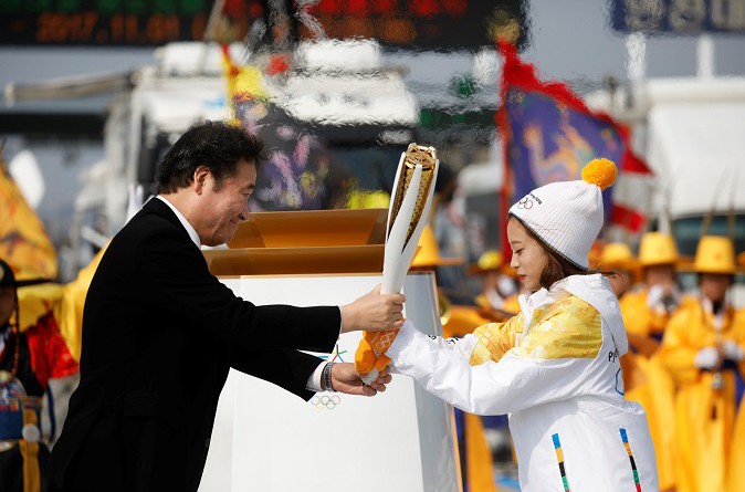 كوريا الجنوبية تستقبل الشعلة قبل استضافة ألعاب 2018 الشتوية