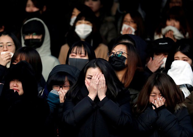 بالدموع والنحيب.. الجماهير تودع نجم فريق شايني الغنائي بكوريا الجنوبية