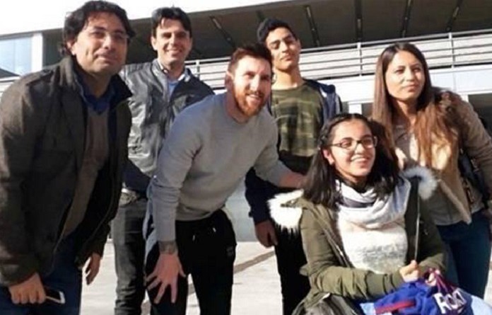 لاجئة سورية تحقق حلمها وتلتقي فريق برشلونة