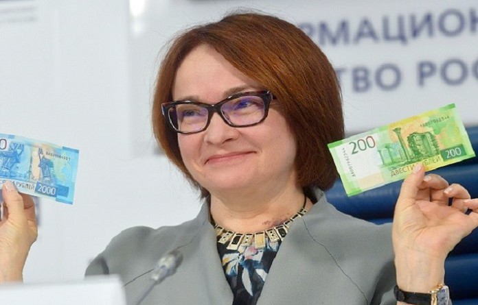 رئيسة البنك المركزي الروسي تغني للروبل