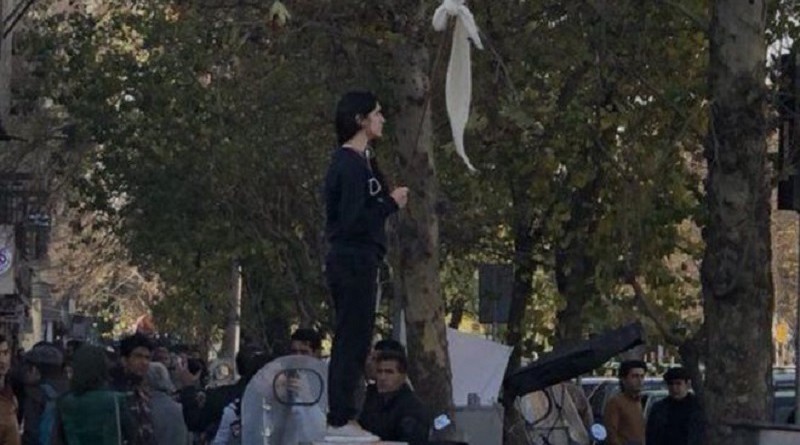 المرأة المجهولة التي أصبحت رمزا لاحتجاجات إيران