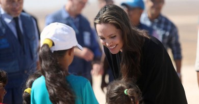 أنجلينا جولي تتفقد مخيم الزعتري في الأردن وتدعو مجلس الأمن إلى التحرك