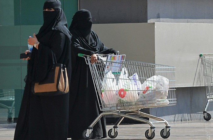 السعودية ترفع رواتب العاملين لتخفيف اعباء الضرائب