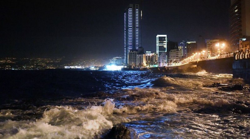 لبنان: نفايات الأنهار تغزو شواطئ شمال بيروت