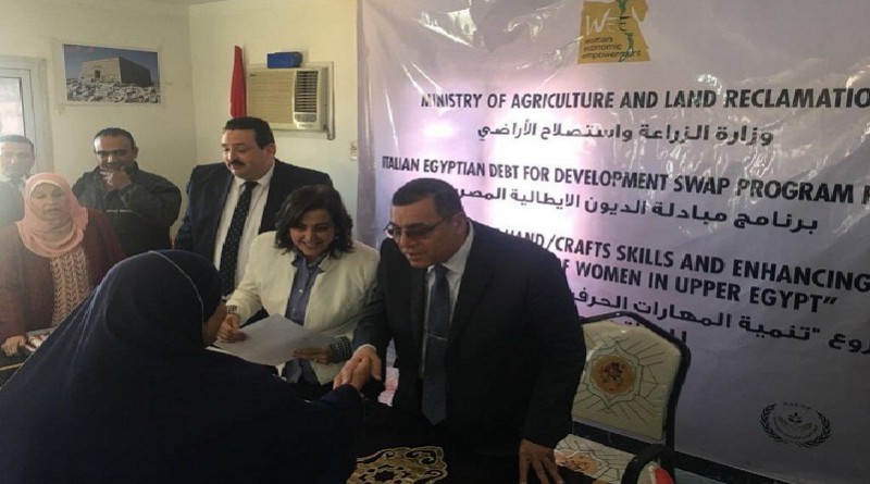 نائب وزير الزراعة ومحافظ الفيوم يسلمان صكوك 119 مشروعاً للسيدات المعيلات