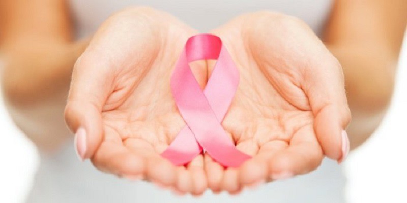 أطباء يحذرون: بعض الناجيات من سرطان الثدي قد يمتن بأمراض القلب