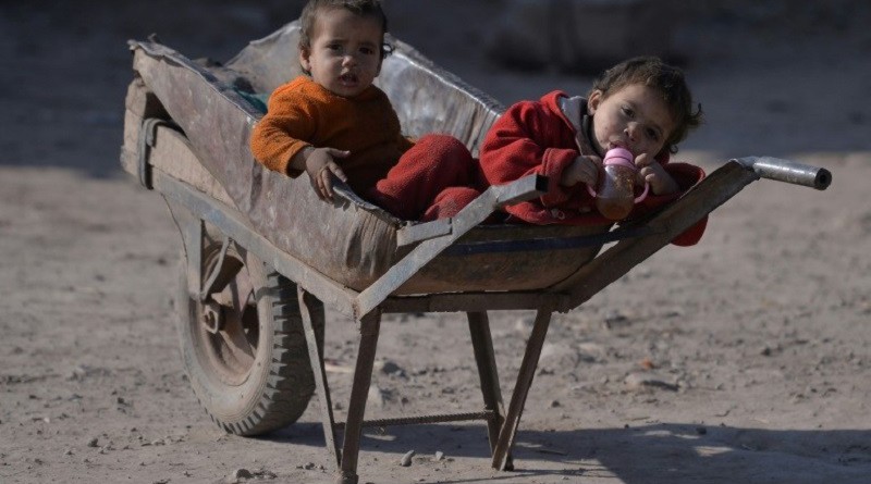 الخيار الصعب للاجئين الأفغان بين الخطر في بلادهم ومرارة العيش في باكستان