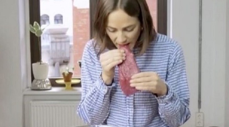 امرأة تستخدم فمها في تقطيع اللحم وطهيه