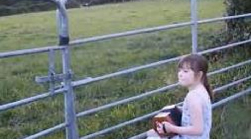 بالفيديو: طفلة تستدعي الأبقار عن طريق الموسيقى