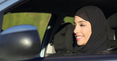 بالفيديو...تسليم أول رخصة قيادة نسائية في السعودية