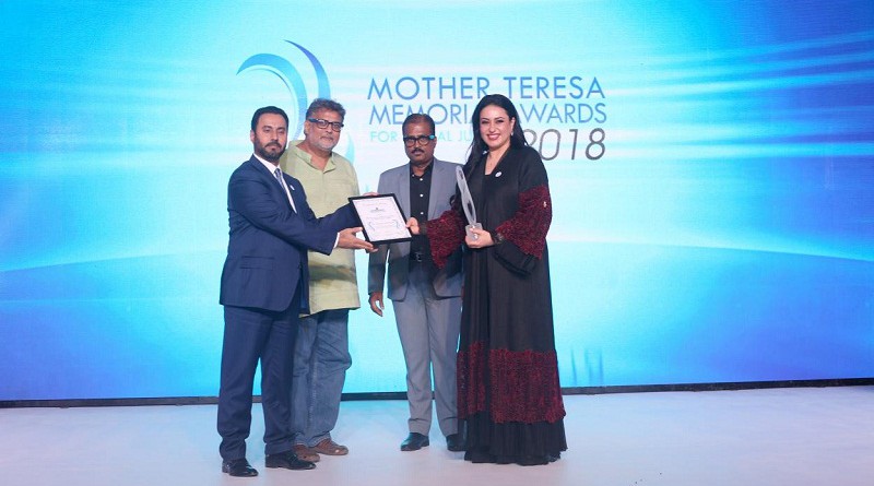 نشوة الرويني تُمنح جائزة الأم تريزا للعدالة الاجتماعية 2018