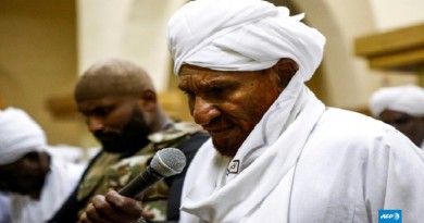 الصادق المهدي يؤيد دعوات المتظاهرين في السودان "لرحيل" نظام البشير