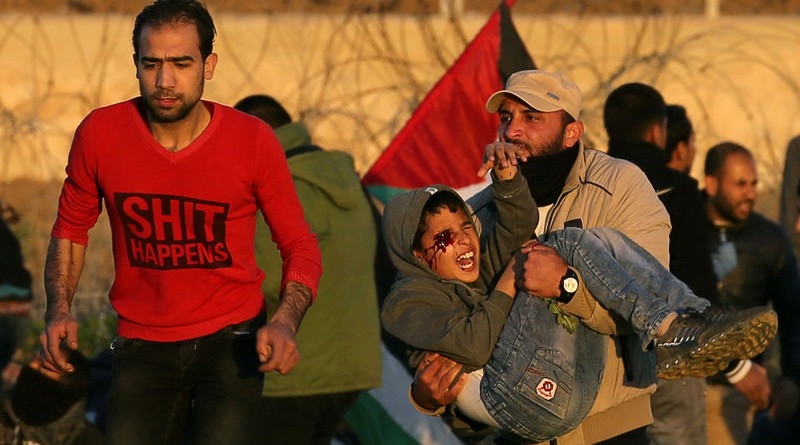 رجل يحمل الطفل الفلسطيني محمد النجار بعد إصابته بمقذوف في عينه اليمنى خلال احتجاج على حدود قطاع غزة يوم 11 يناير كانون الثاني 2019. تصوير: إبراهيم أبو مصطفى - رويترز