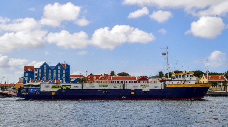 سفن مساعدات راسية في موانىء جزيرة كوراساو تحت وطأة تهديد البحرية الفنزويلية