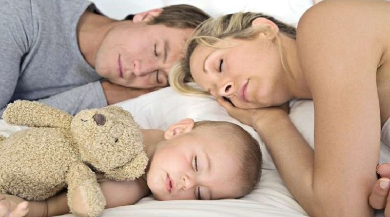 النوم مع طفلك على الأريكة قد يقتله!