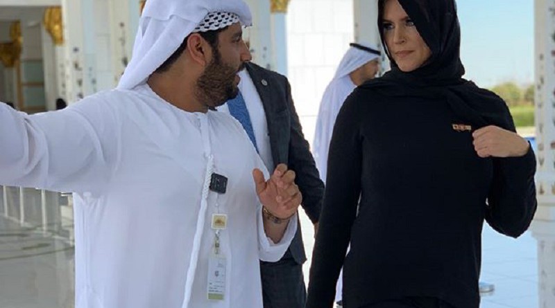 ستيفاني ماكمان ترتدي الحجاب في أبوظبي (صور)