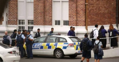 نشرت عناصر مسلحة أمام المساجد في نيوزيلندا