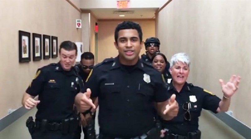 ضباط شرطة يرقصون داخل القسم (فيديو)