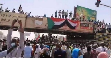 آلاف السودانيين يتحدون "رصاص الملثمين".. وكلمة للصادق المهدي