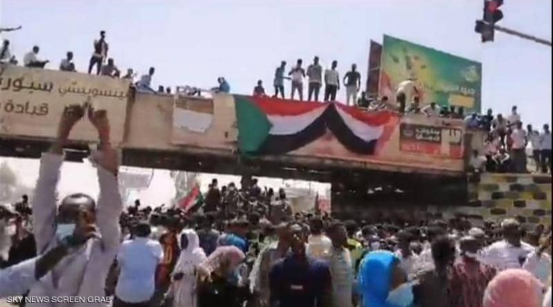 آلاف السودانيين يتحدون "رصاص الملثمين".. وكلمة للصادق المهدي