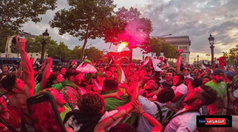 مئات الجزائريين يحتفلون في شوارع باريس بفوز منتخبهم والشرطة الفرنسية تتدخل