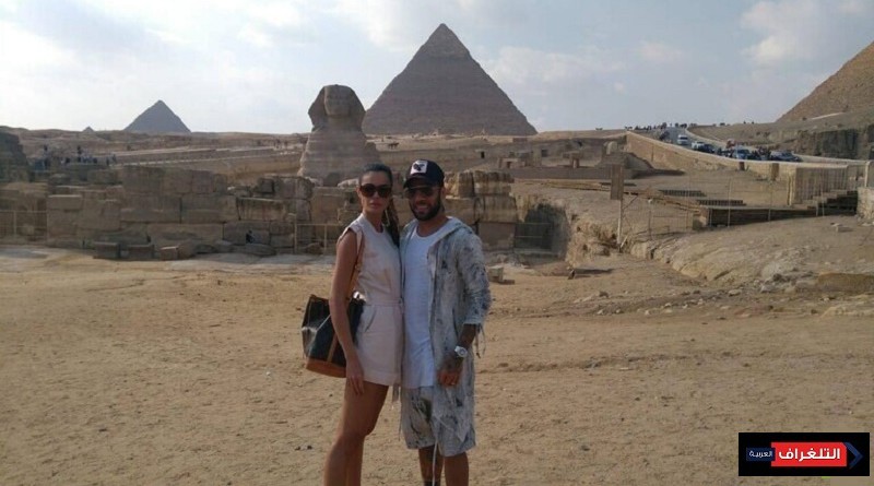 داني ألفيس وزوجته فى زيارة لأهرامات الجيزة