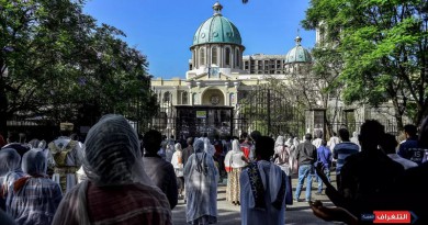 مسيحيون أرثوذكس يصلون خارج كاتدرائية مقفلة بسبب فيروس كورونا المستجد في أديس أبابا في 5 نيسان/أبريل 2020