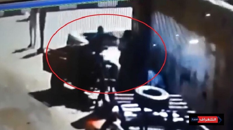 لحظة قتل شخص لابنه وسيدة ورجل في شارع فاروق (فيديو)