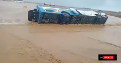 السيول تجرف السيارات والشاحنات في البحر الأحمر