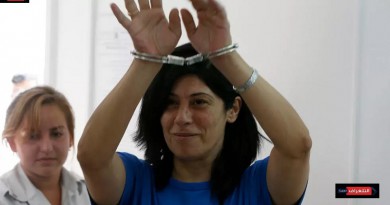 فلسطينيون يتظاهرون أمام سجن عوفر الإسرائيلي للمطالبة بإطلاق سراح النائبة خالدة جرار بعد وفاة ابنتها