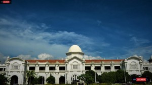 بمبانيها القديمة التي تتميز بالأبيض لون الصفاء تشتهر (إيبوه) ثالث أكبر مدينة في ماليزيا كوجهة تاريخية بعد أن كانت في فترة من الفترات عاصمة لتعدين القصدير في ماليزيا، لأنها كانت أرضا غنية بالمعادن اجتذبت العديد من التجار الأوروبيين والهنود والصينيين الذين اندمجوا مع العرقية الملايوية والسكان الأصليين.