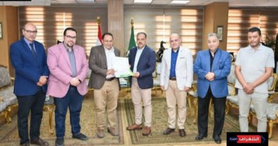 محافظ الشرقية يكرم مدير مستشفى حميات الزقازيق