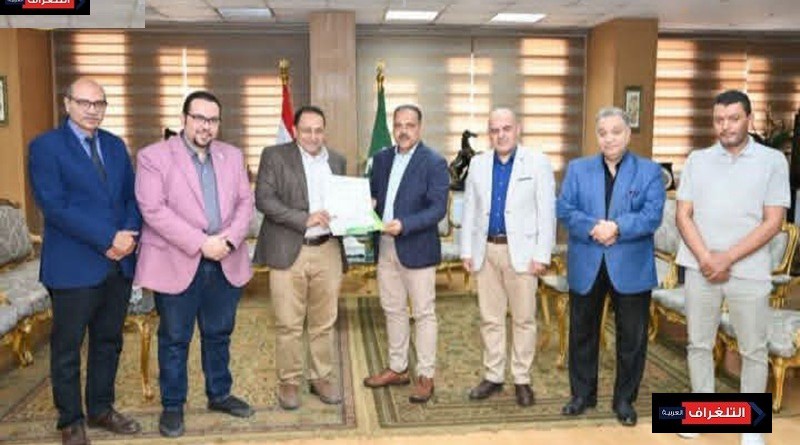 محافظ الشرقية يكرم مدير مستشفى حميات الزقازيق